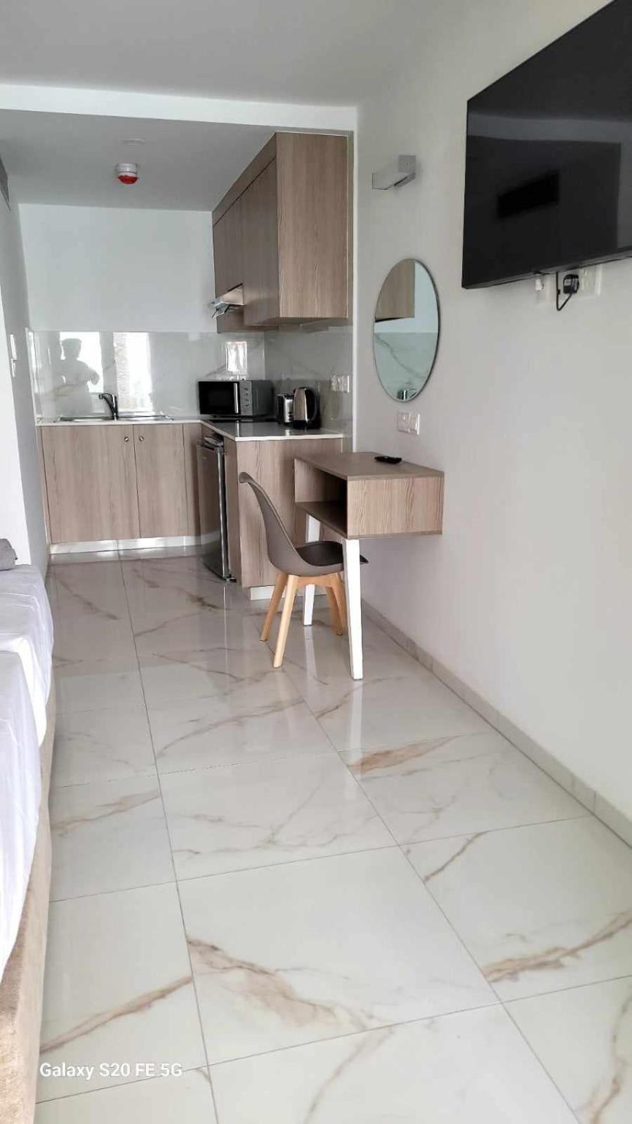 Simos Magic Beach Hotel Apts ไอยานาปา ภายนอก รูปภาพ